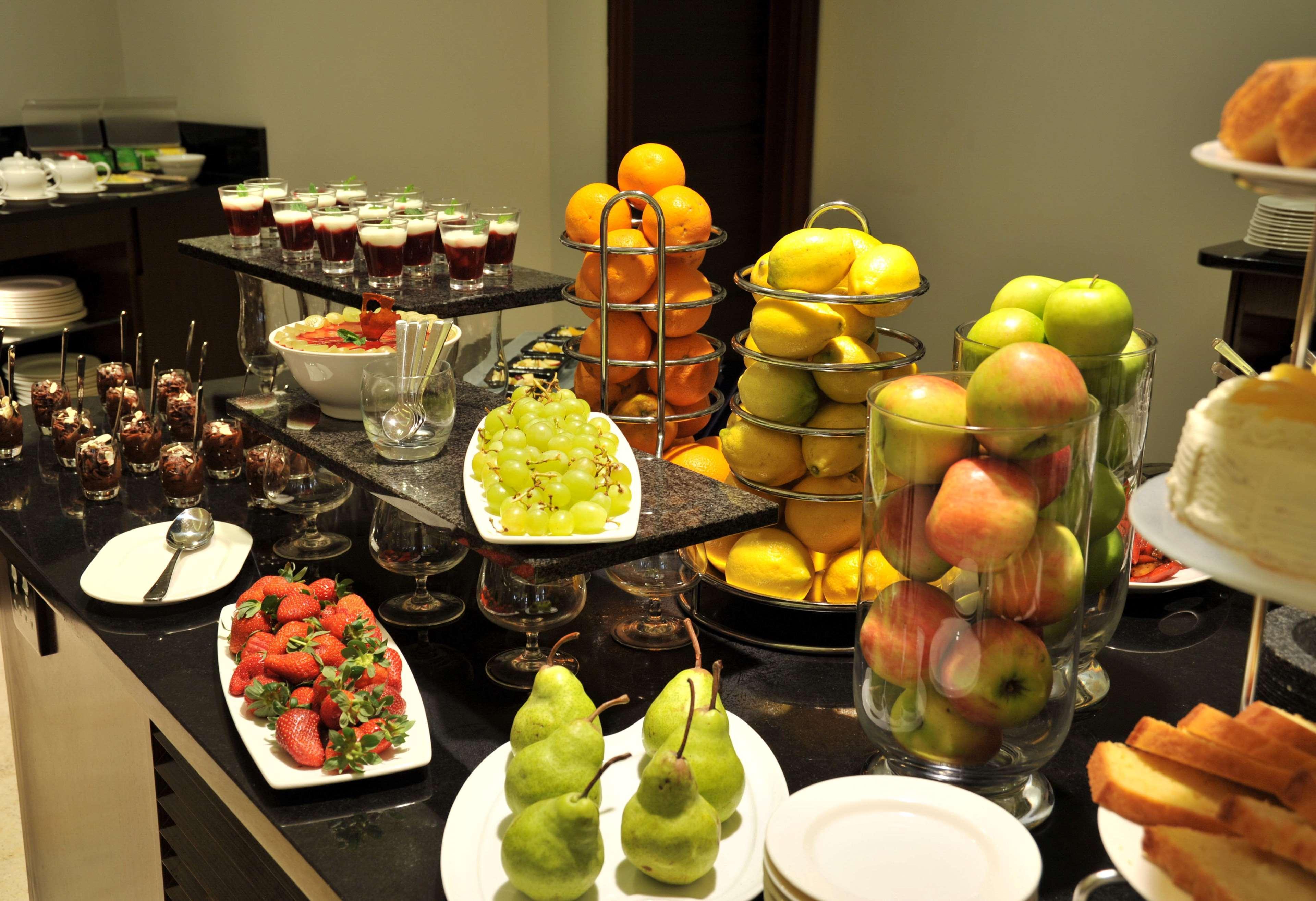 Radisson Blu Hotel Λουσάκα Εξωτερικό φωτογραφία A fruit buffet