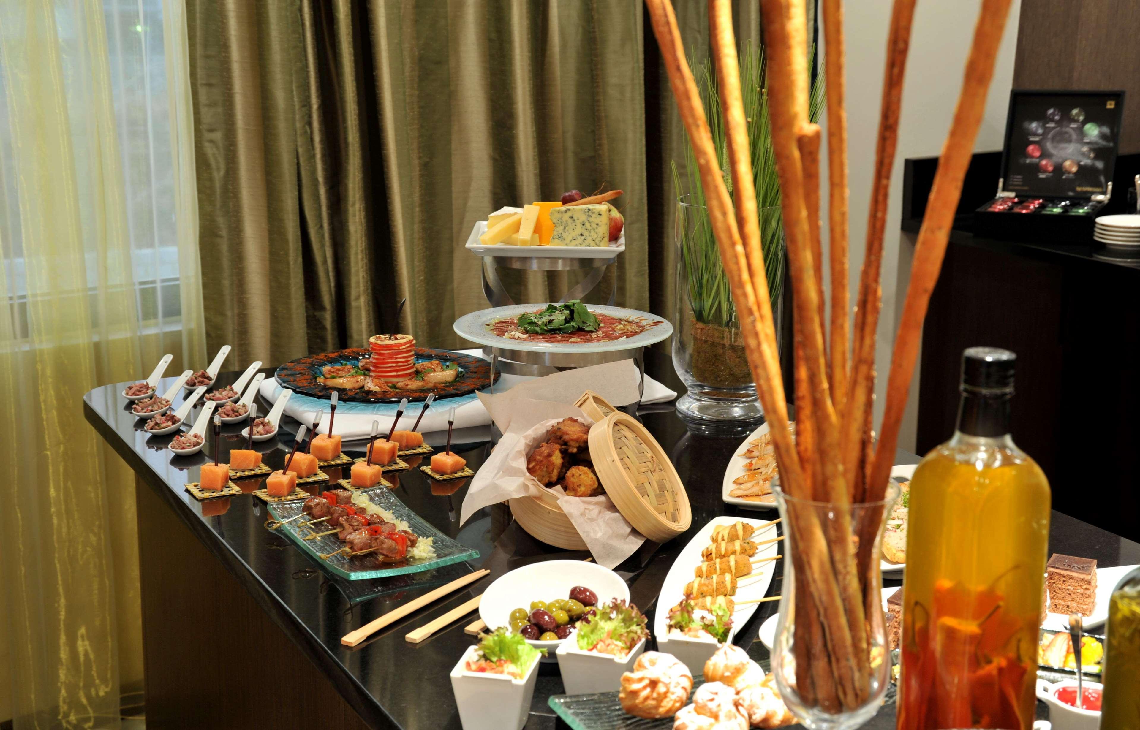 Radisson Blu Hotel Λουσάκα Εξωτερικό φωτογραφία A buffet of tapas