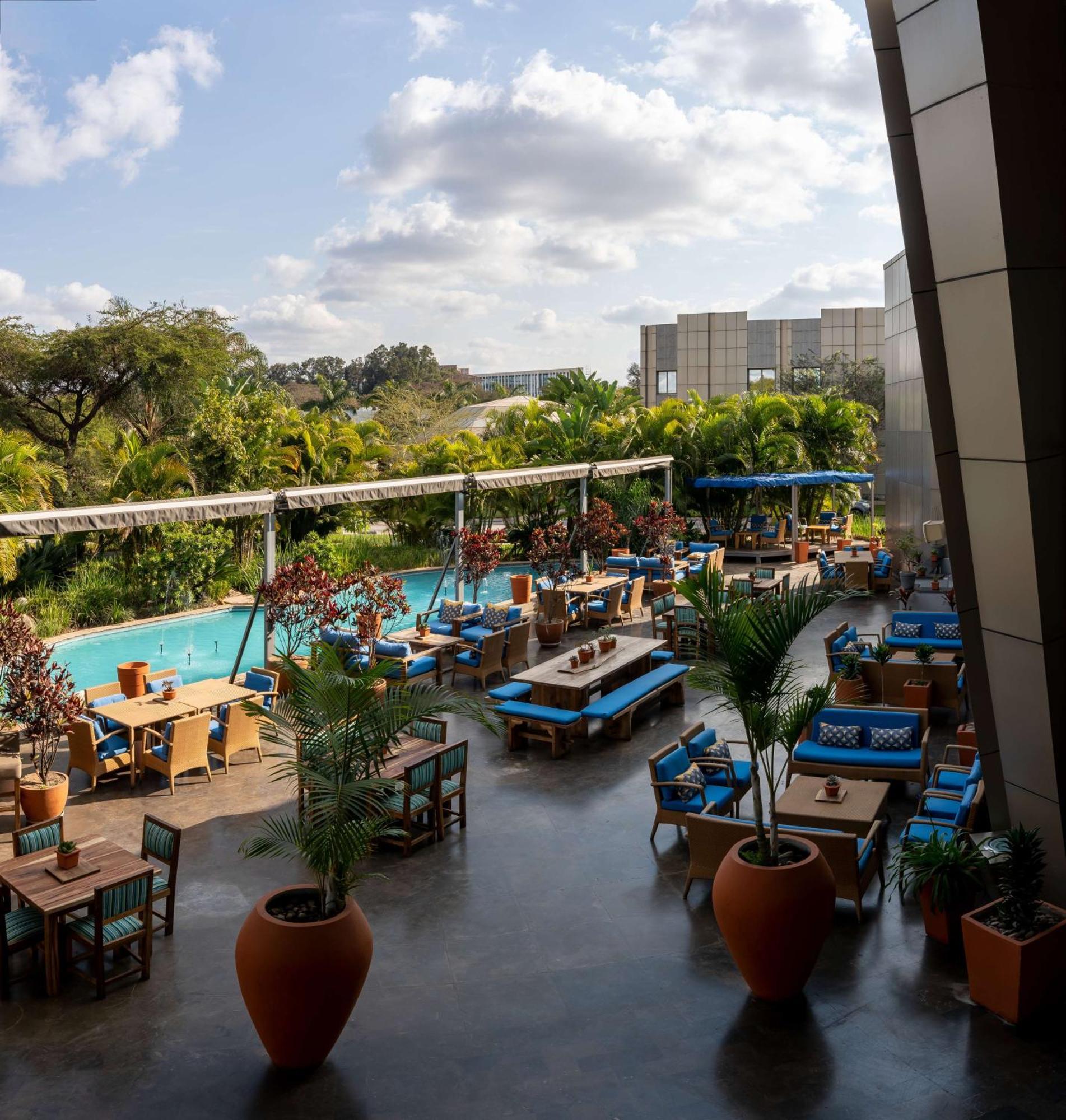 Radisson Blu Hotel Λουσάκα Εξωτερικό φωτογραφία The pool at the hotel