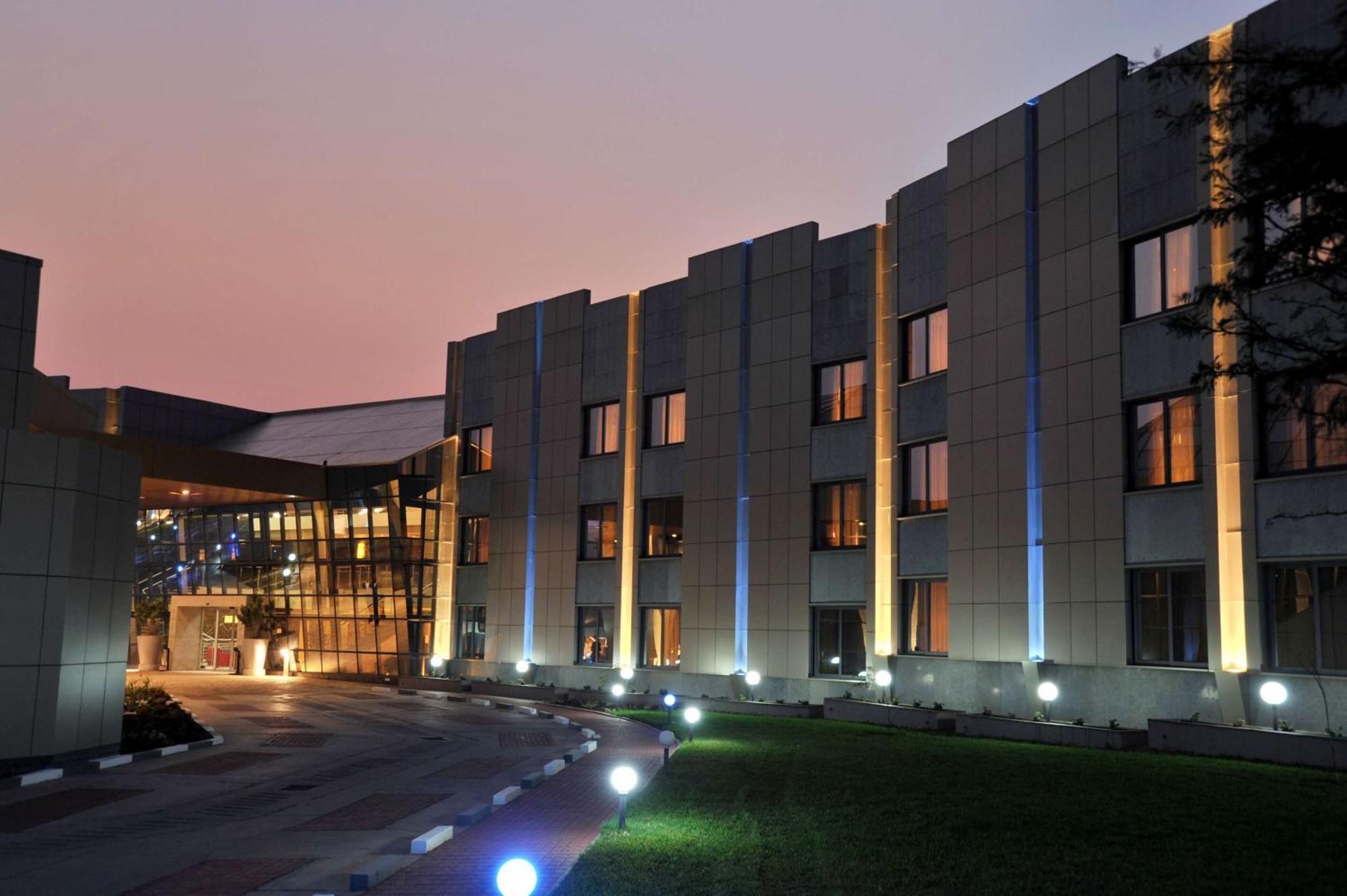 Radisson Blu Hotel Λουσάκα Εξωτερικό φωτογραφία The University of Novi Sad